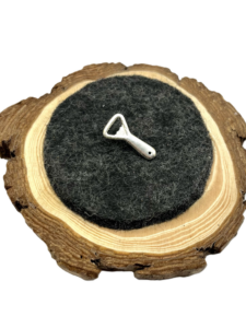 Der Flaschenöffner Anstecker für die Tracht