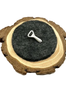Der Flaschenöffner Anstecker für die Tracht