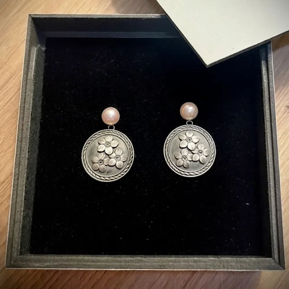 Ohrhänger Vergiss Mi Ned aus Silber mit Vergissmeinnicht und rosé Süßwasserperle